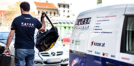 Kocer Mitarbeiter vor dem Firmenwaagen